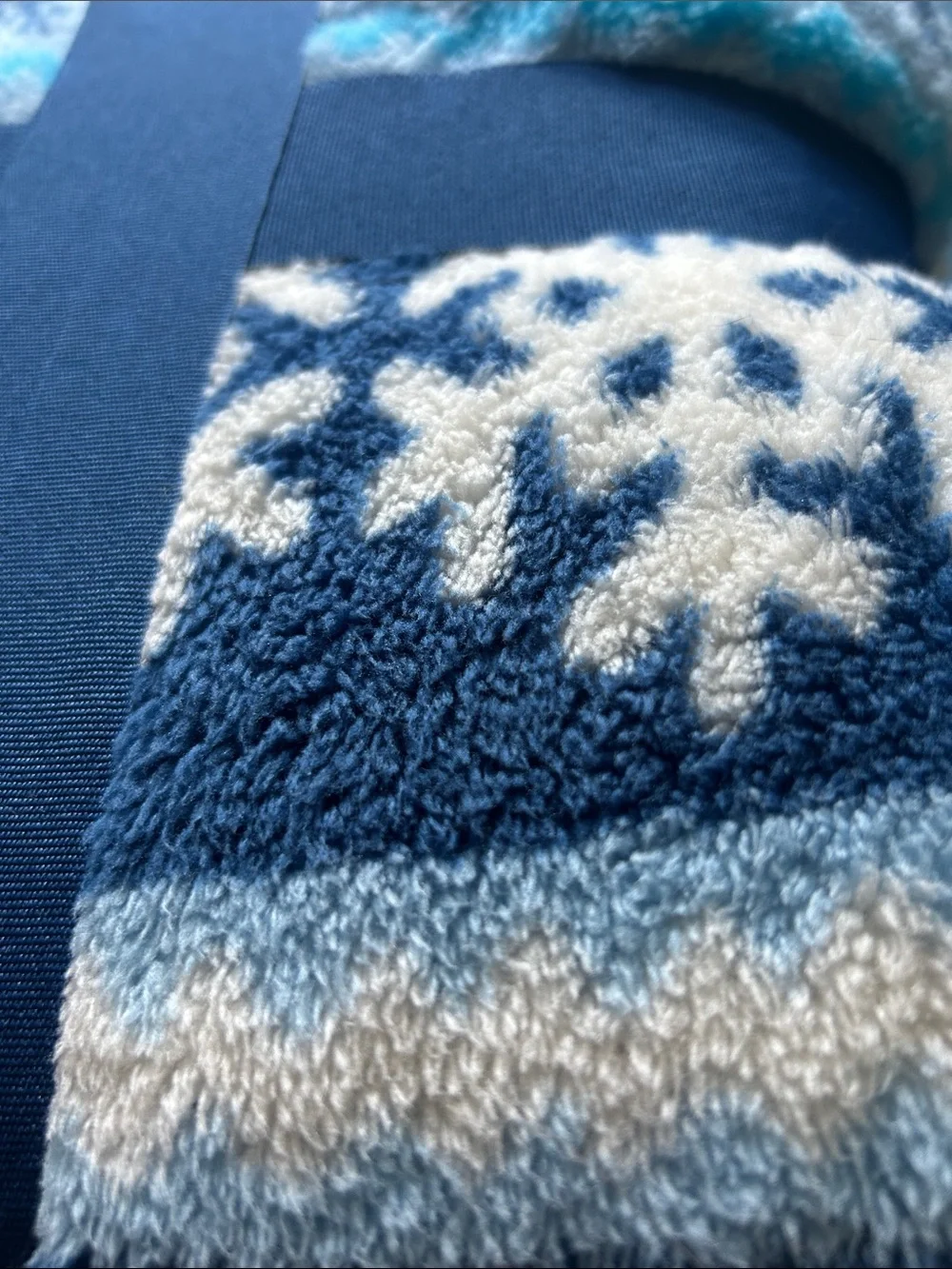 Member's Mark Oversized Cozy Throw - Navy & White Snowflake